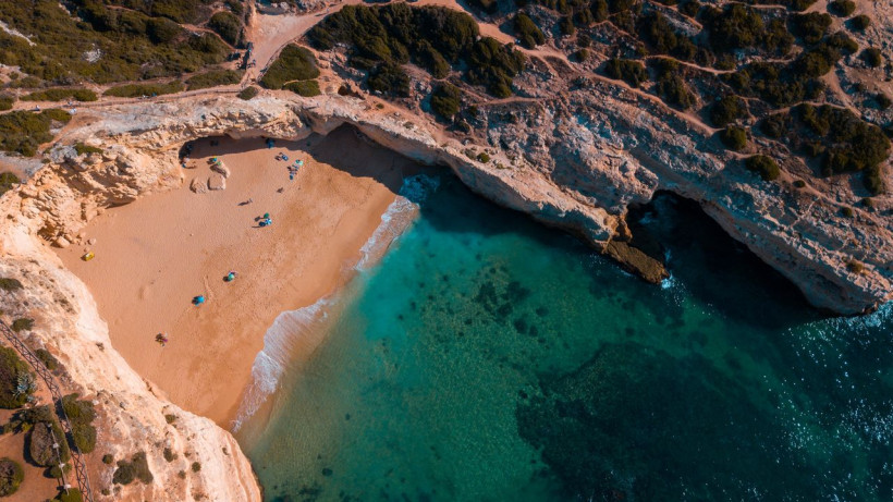 Einsame Bucht mit türkisem Wasser, Algarve