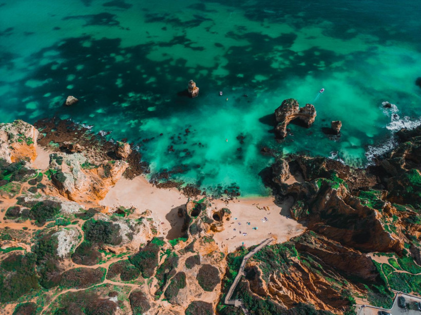 Ruhige Bucht Algarve türkises Wasser